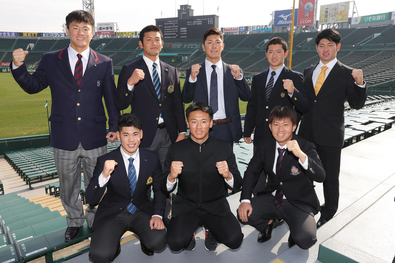甲子園球場の施設見学を行い、笑顔でガッツポーズする阪神の新人選手たち。前列左から鈴木、森木、桐敷、後列左から前川、岡留、豊田、中川、伊藤稜（撮影・前田充）