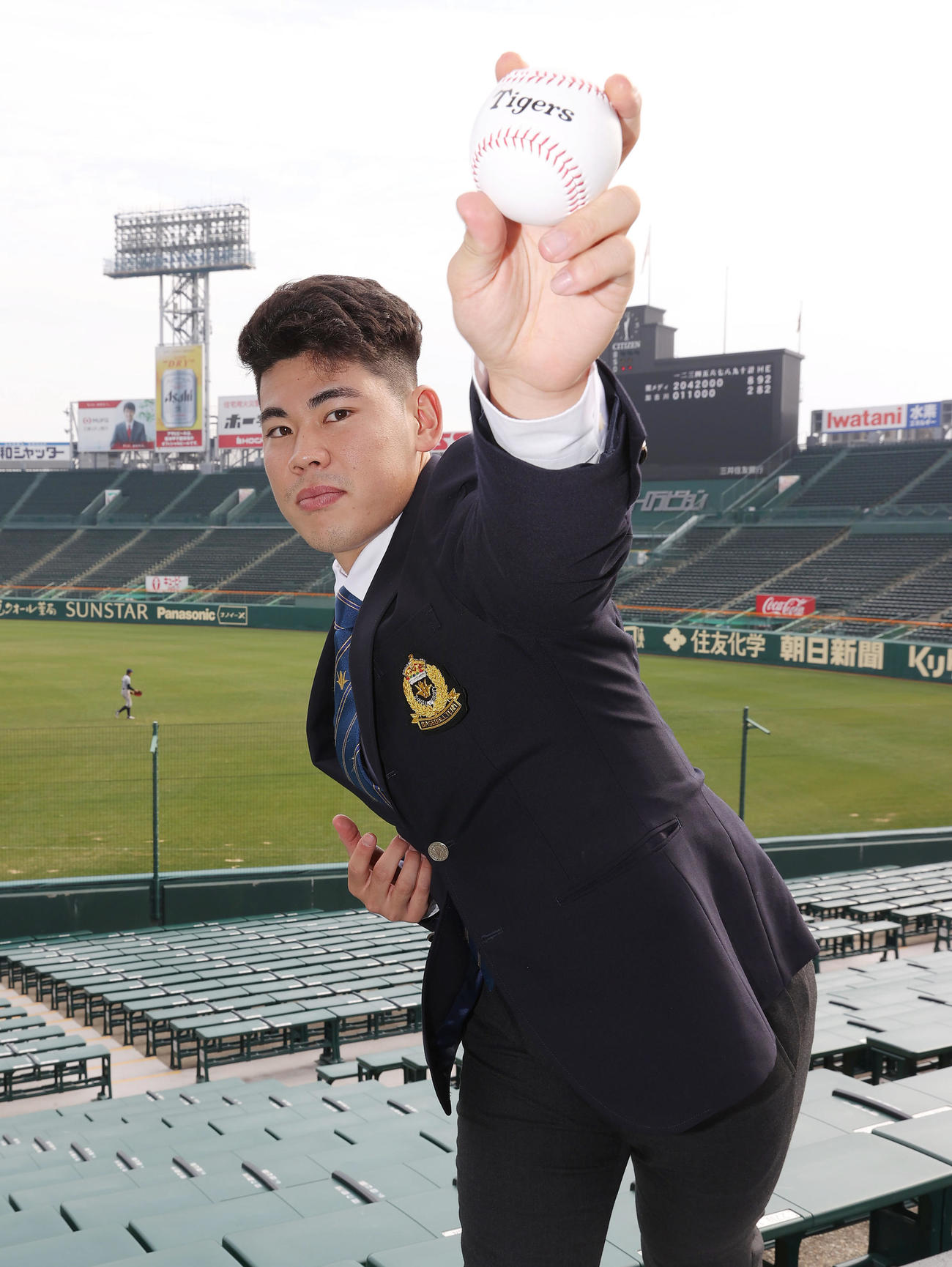 甲子園球場の施設見学を行いポーズを決める鈴木（撮影・前田充）