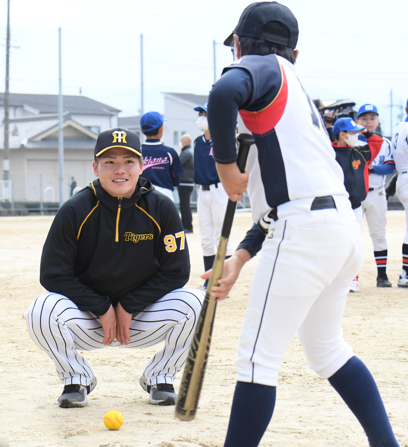 野球教室で打撃指導する阪神小野寺（撮影・滝沢美穂子）