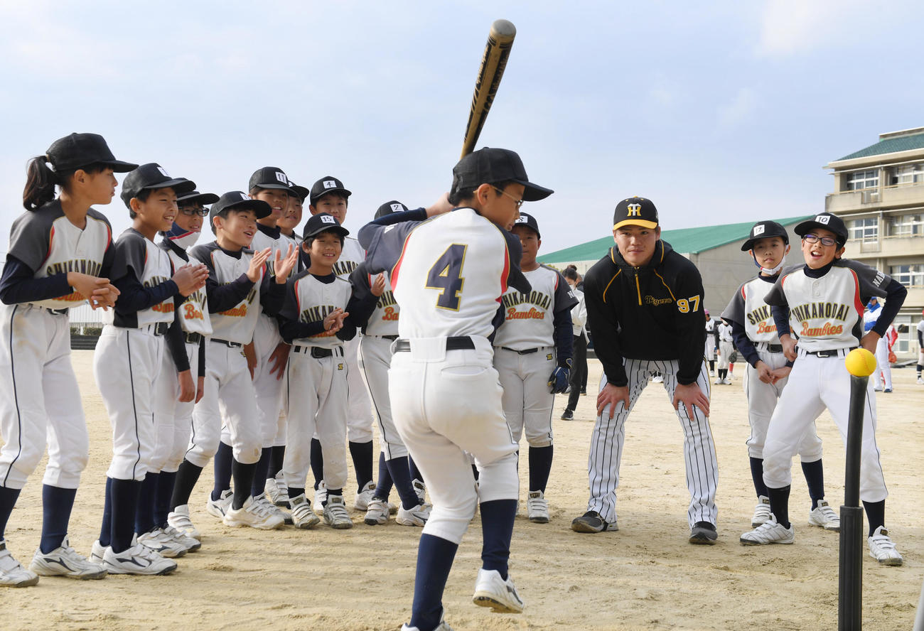 野球教室で打撃指導する阪神小野寺（撮影・滝沢美穂子）