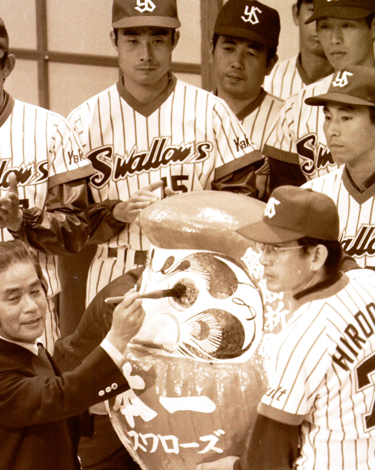 78年10月、、ヤクルト初の日本一の祝勝会での倉田さん（後方左）