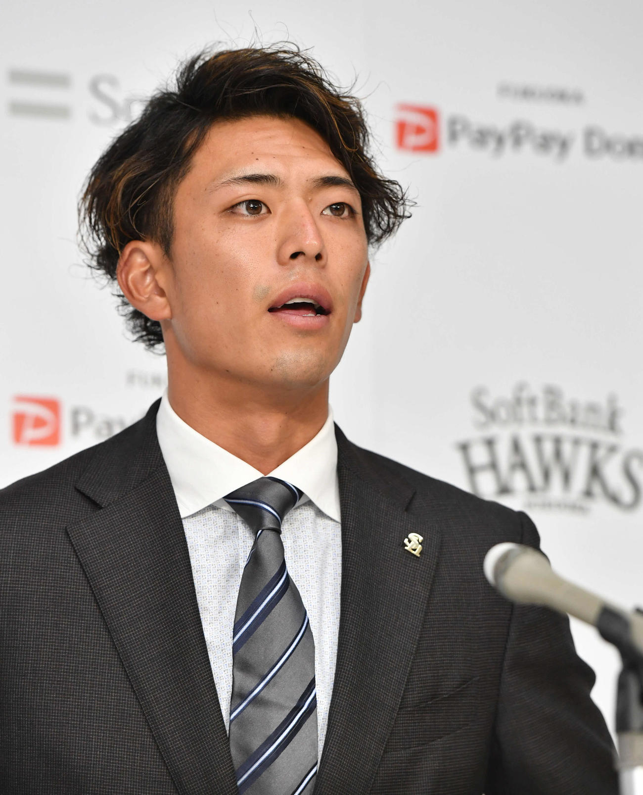 契約更改を終えて会見を行う九鬼（撮影・岩下翔太）