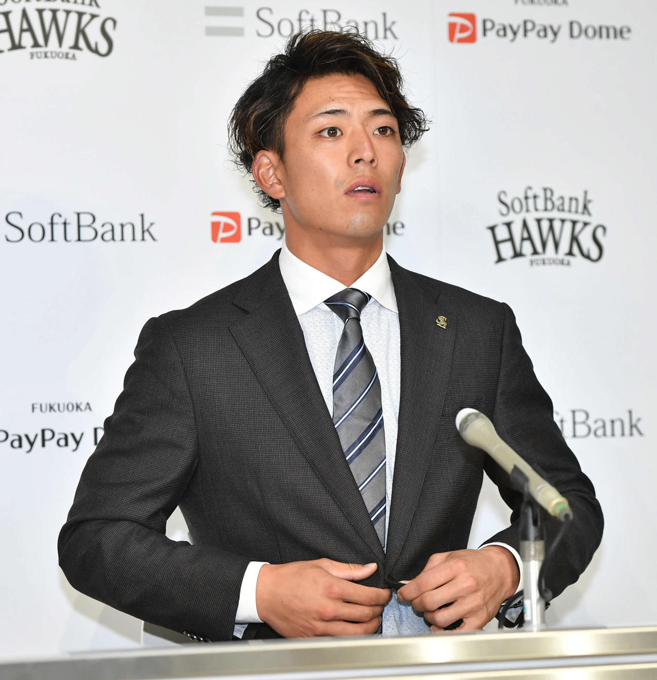 契約更改を終えて会見を行う九鬼（撮影・岩下翔太）