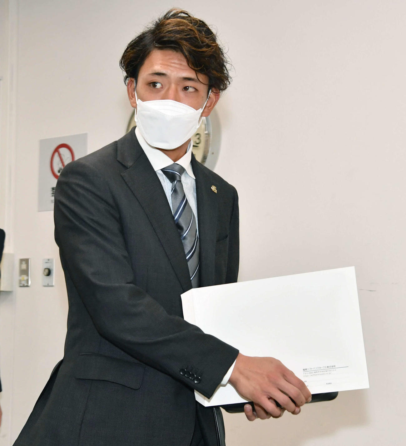 契約更改を終えて会見場へ入る九鬼（撮影・岩下翔太）