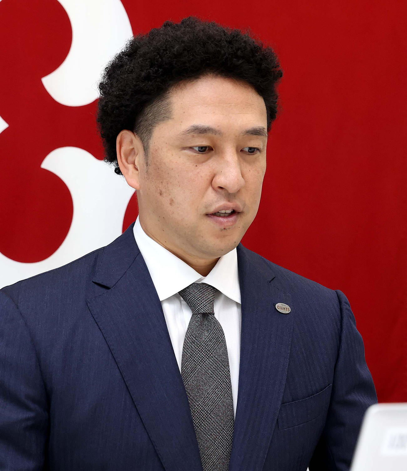 都内の球団事務所で契約更改後、リモート取材に応じる巨人中島（球団提供）