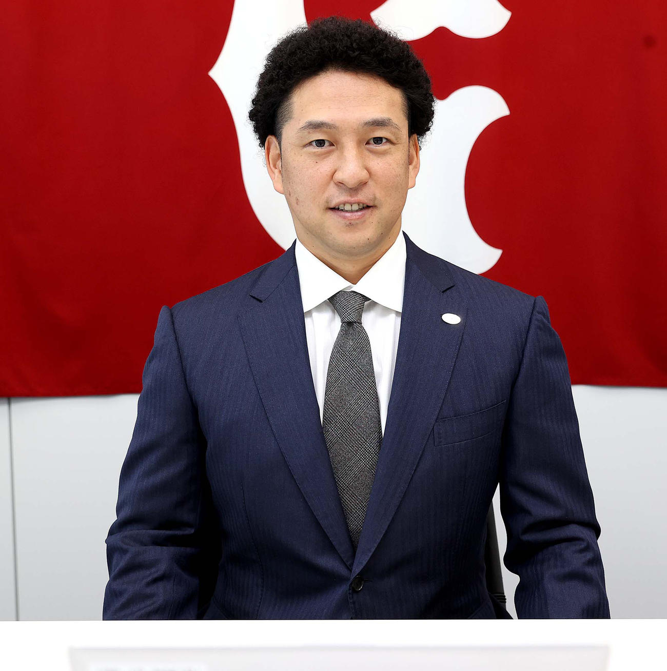 都内の球団事務所で契約更改後、リモート取材に応じる巨人中島（球団提供）