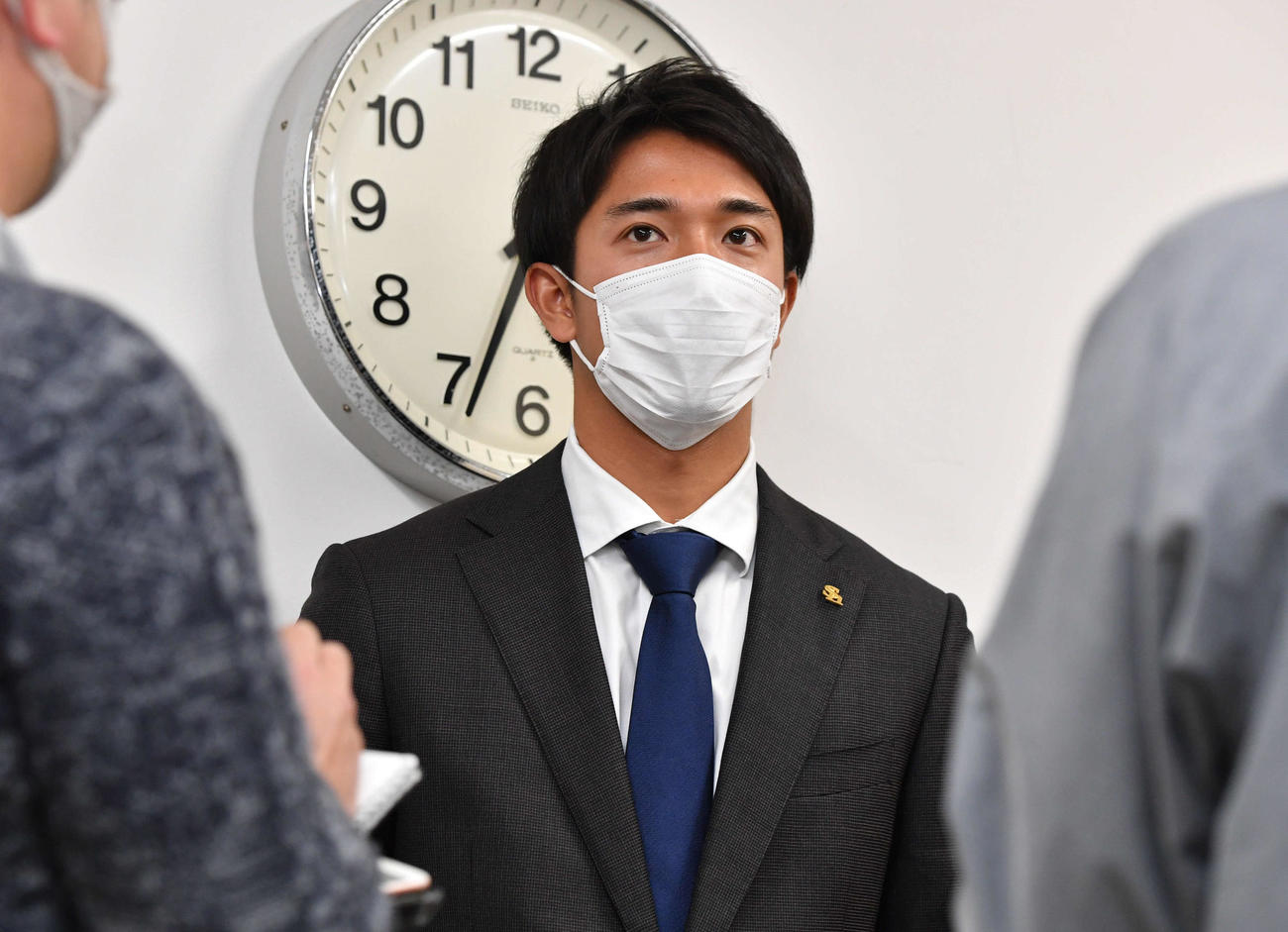 契約更改を終え、囲み取材を受ける柳町（撮影・岩下翔太）