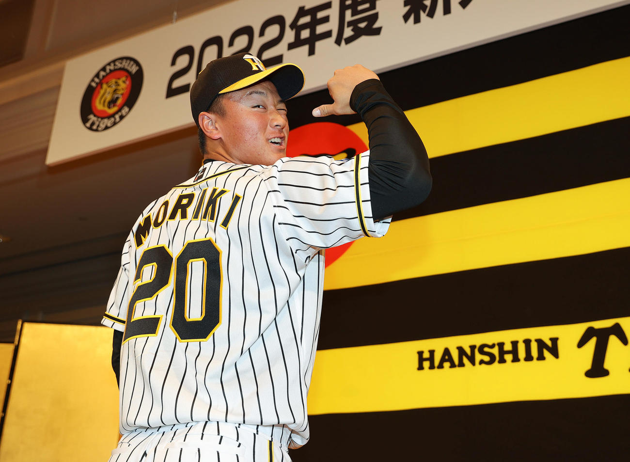 新人選手入団発表会でポーズを決めるドラフト1位の阪神森木（撮影・前田充）