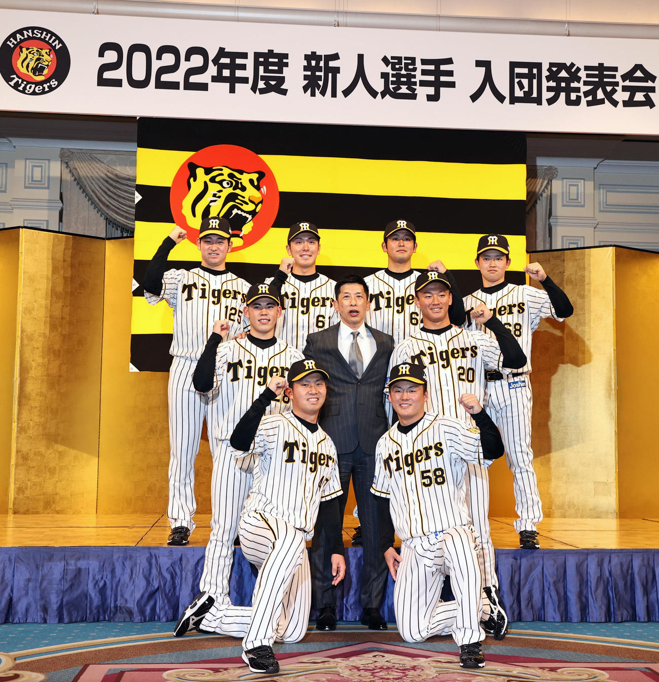 新人入団会見で矢野監督を中心に記念写真に納まる前列左から、桐敷、前川、中列左から鈴木、森木、後列左から伊藤稜、豊田、岡留、中川（撮影・加藤哉）