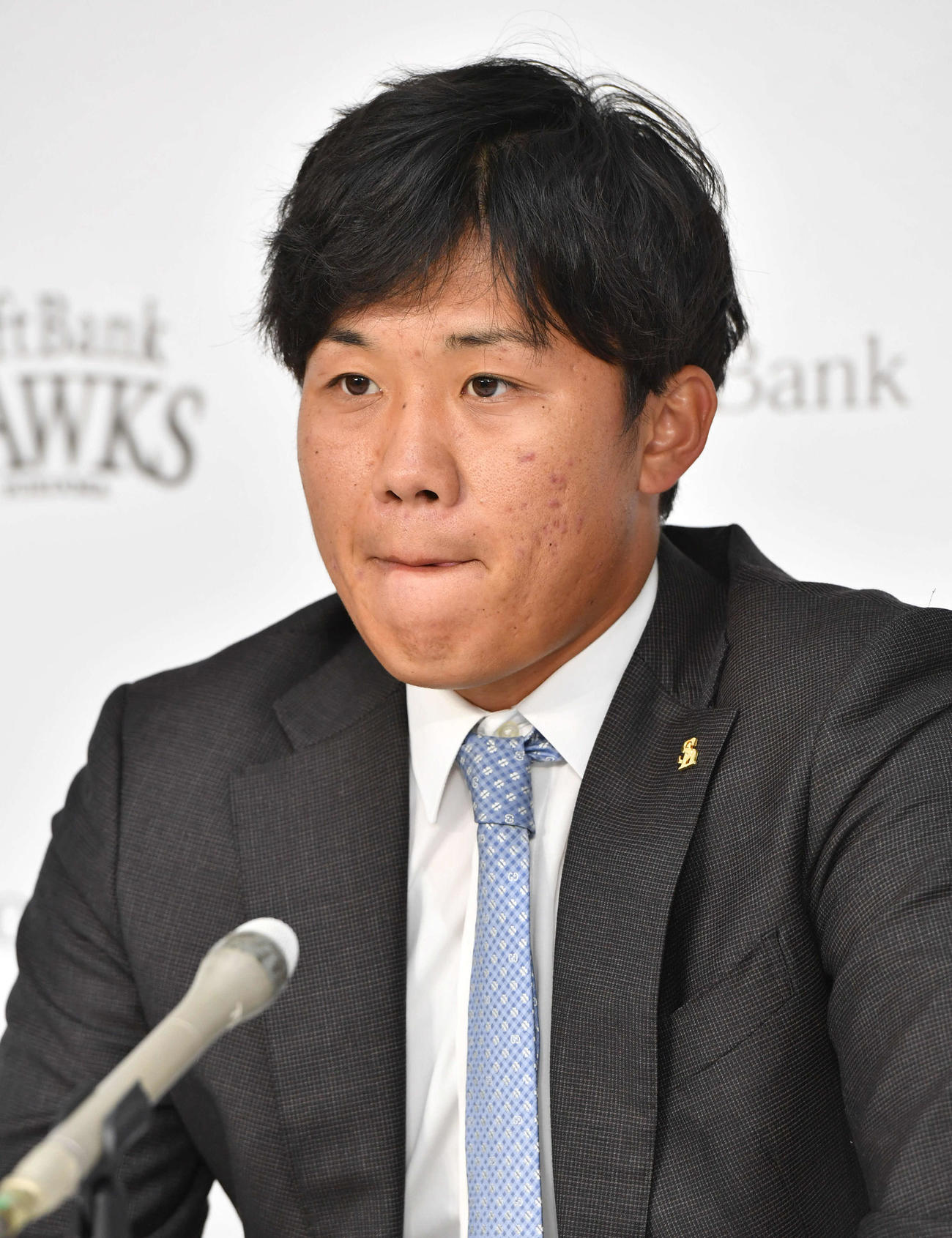 ダウンで契約更改し、厳しい表情で会見を行う海野（撮影・岩下翔太）