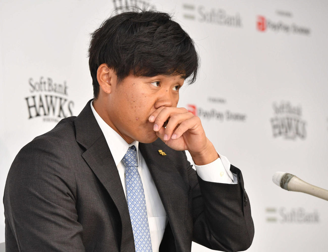 ダウンで契約更改し、厳しい表情で会見を行う海野（撮影・岩下翔太）