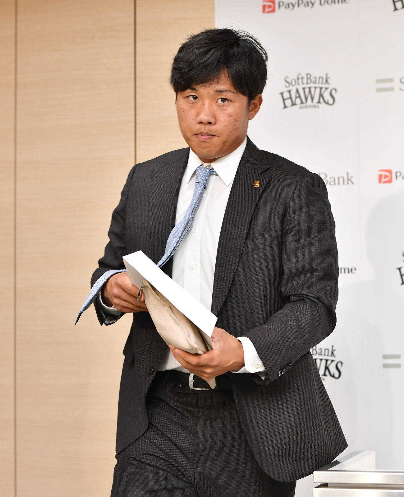 契約更改後の会見を終えて席を立つ海野（撮影・岩下翔太）