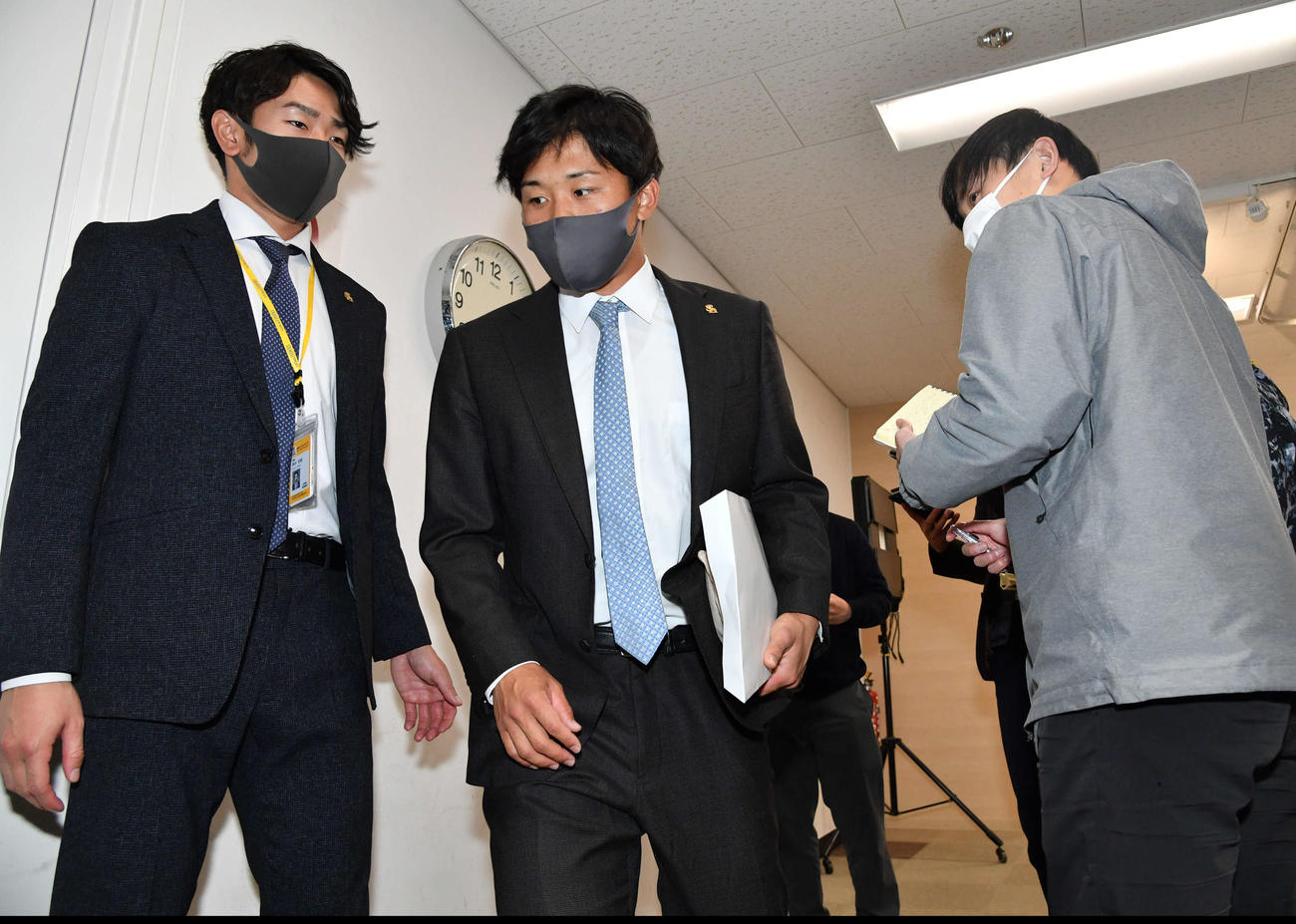 契約更改後の囲み取材を終えて引き揚げる海野（撮影・岩下翔太）