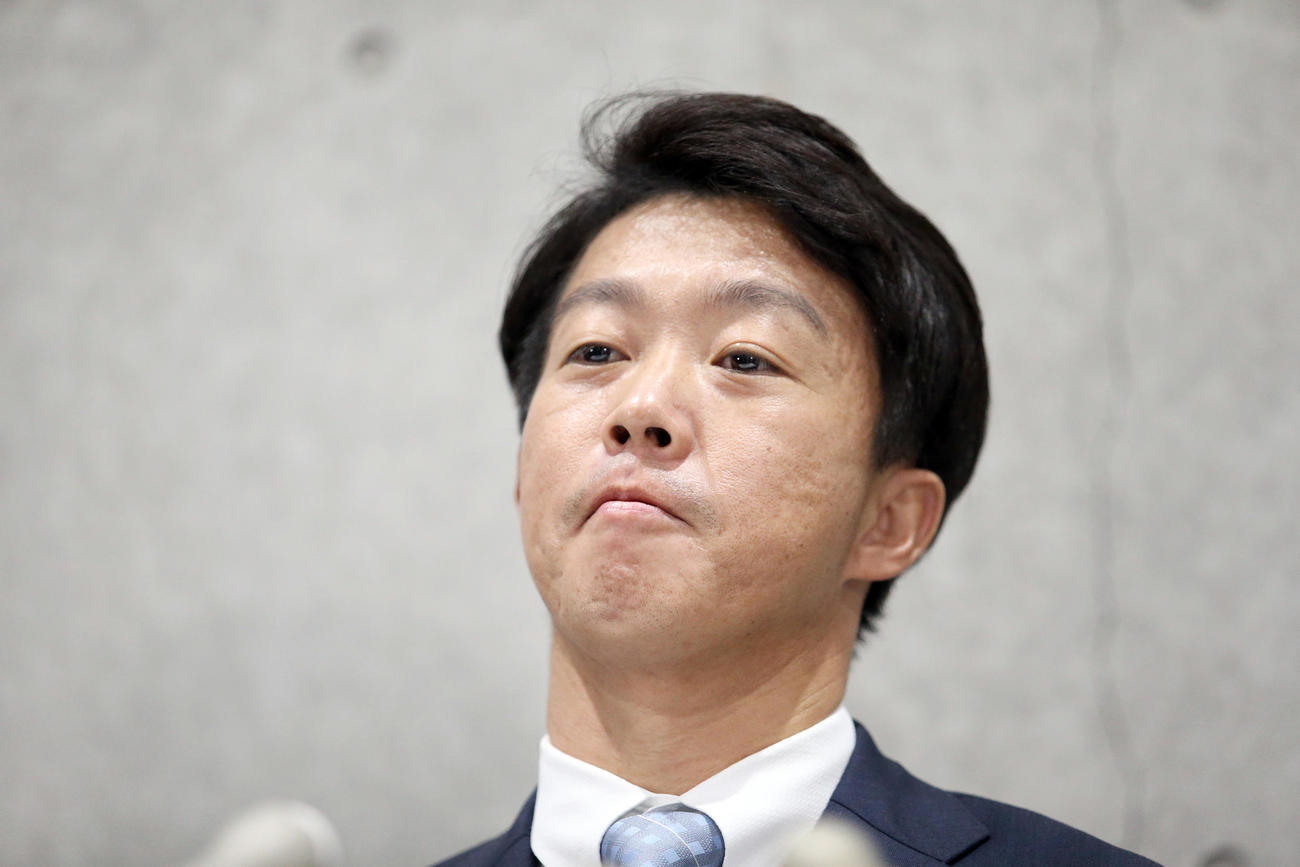 引退会見に臨む日本ハム鶴岡（撮影・佐藤翔太）