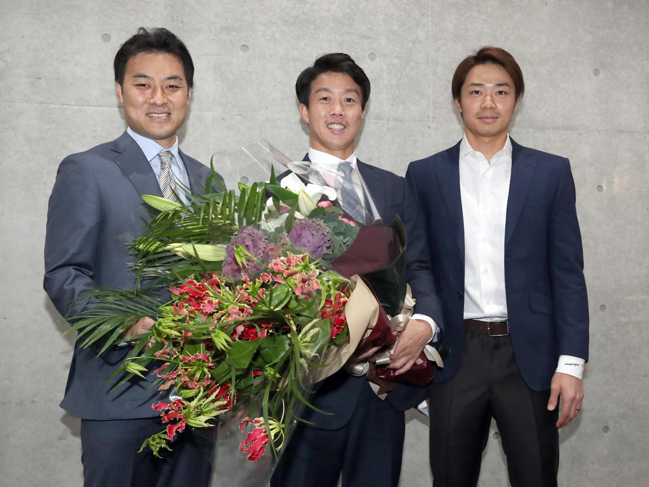 引退会見を終え日本ハム田中SA（左）、中島（右）と記念撮影をする鶴岡（撮影・佐藤翔太）