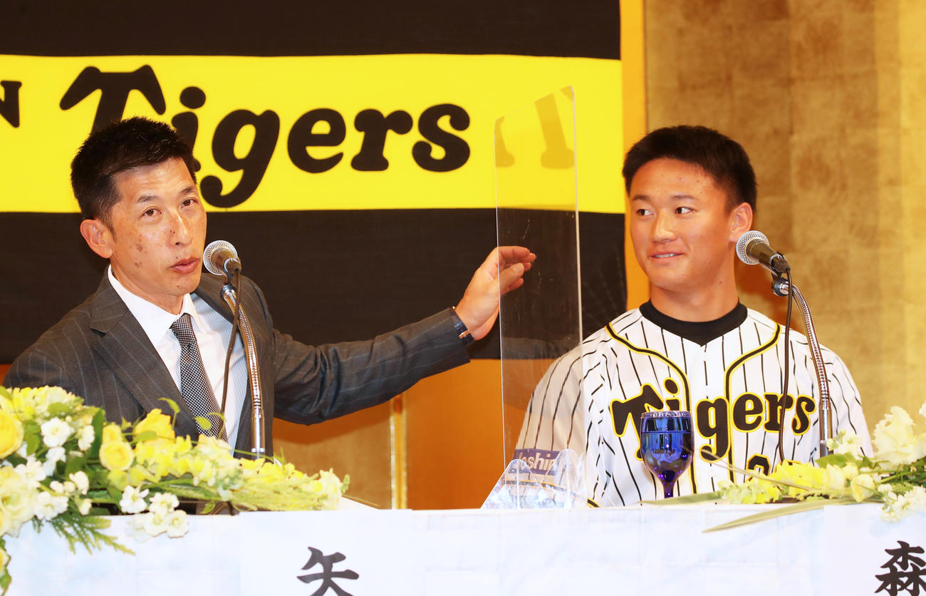 新入団会見でドラフト1位森木（右）の肩を触る矢野監督（撮影・加藤哉）