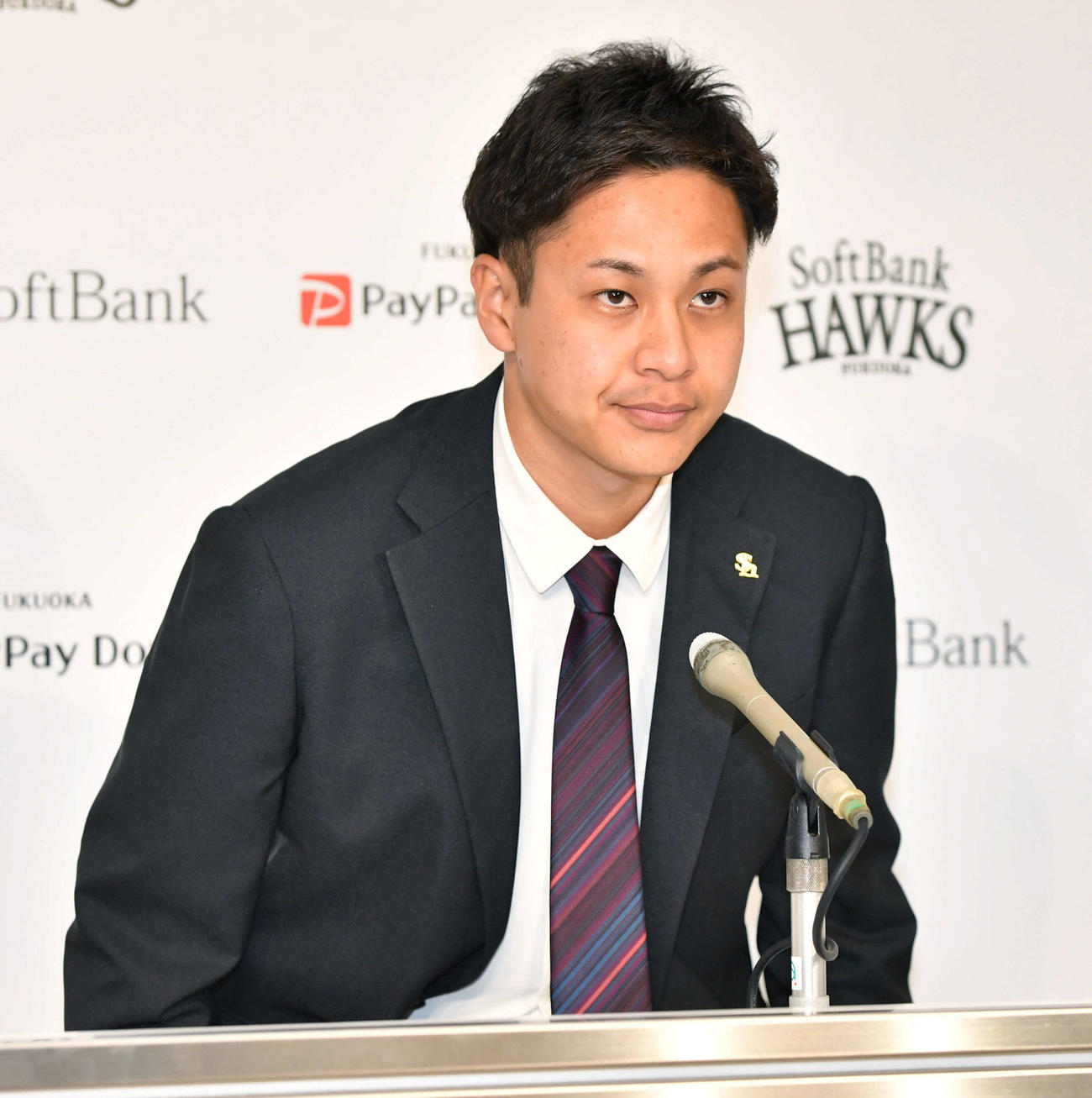 2度目の交渉でサインし、会見場の席につく大竹耕（撮影・岩下翔太）