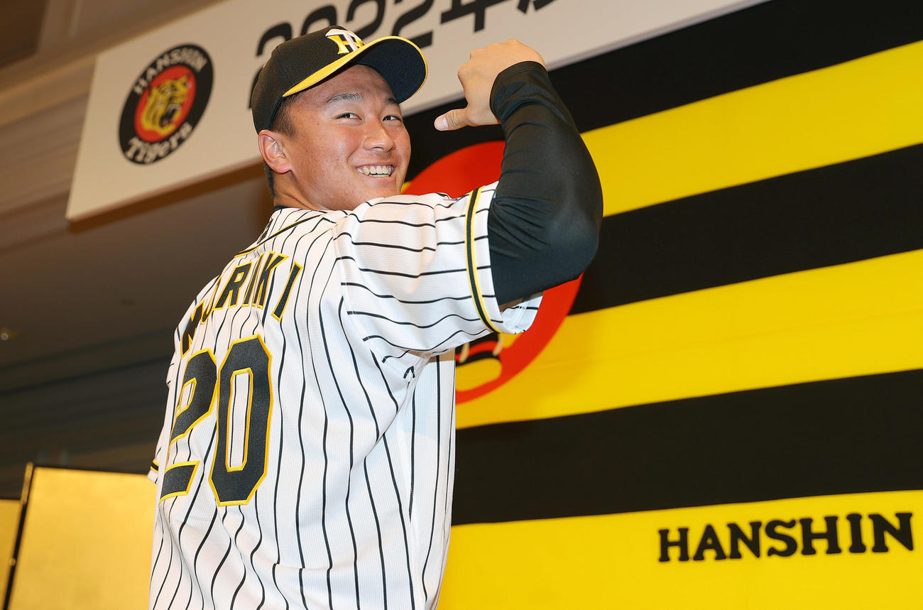 新人選手入団発表会見でポーズを決めるドラフト1位の阪神森木（撮影・前田充）