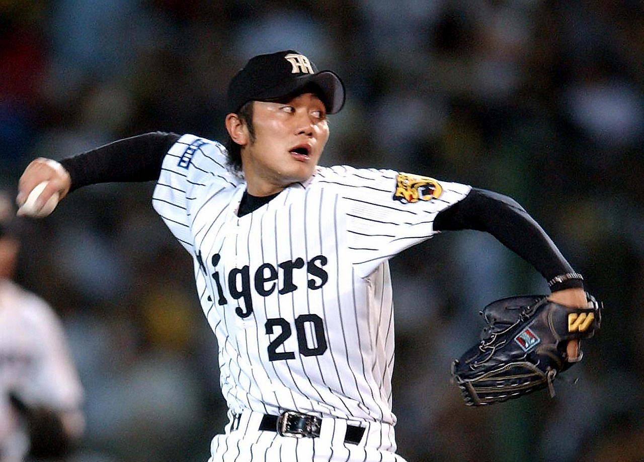 背番号「20」をつけ力投する阪神金沢健人（2004年6月撮影）