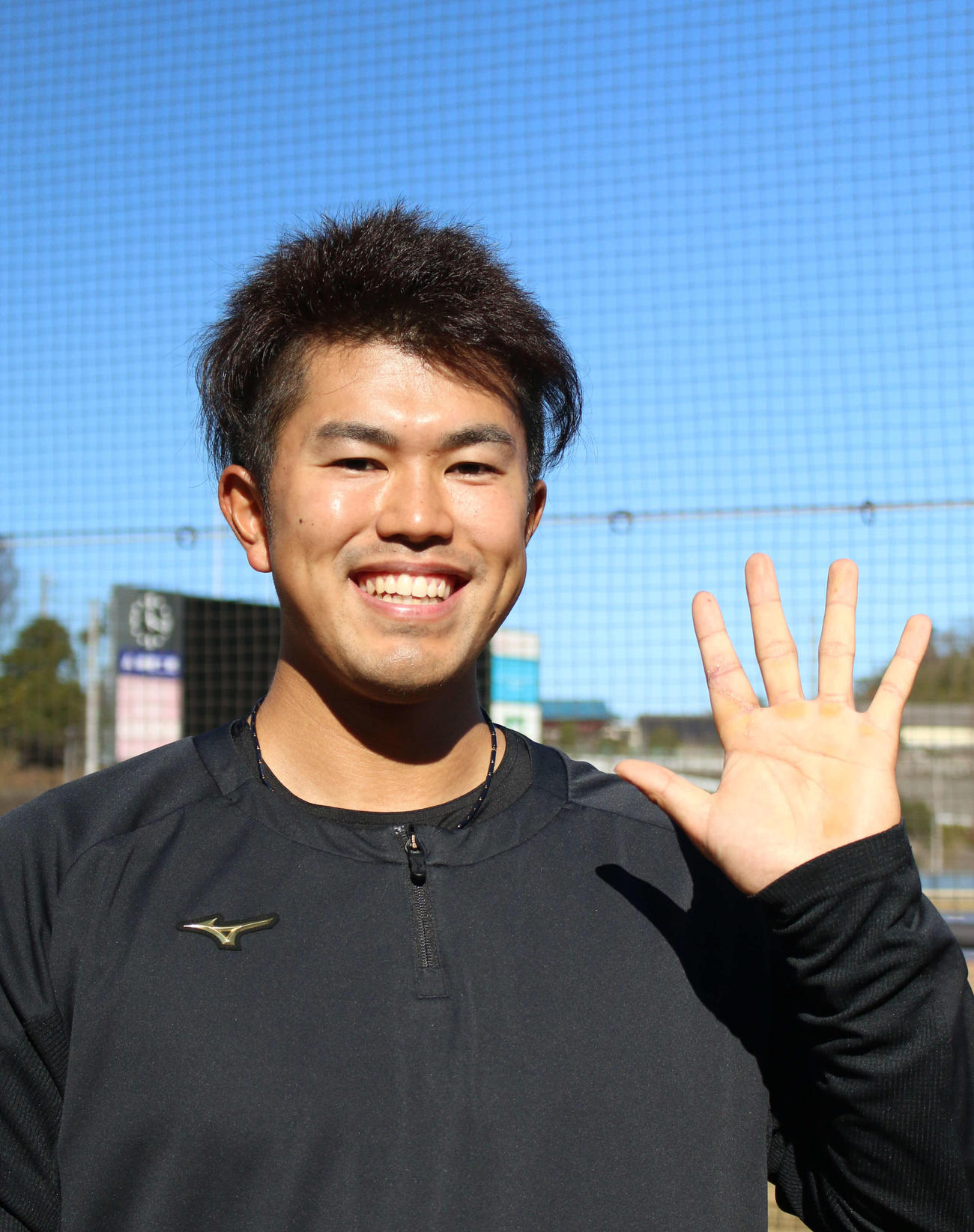 鎌ケ谷で11月下旬に手術した左手人さし指付近の手術痕を見せる日本ハム今川（撮影・木下大輔）