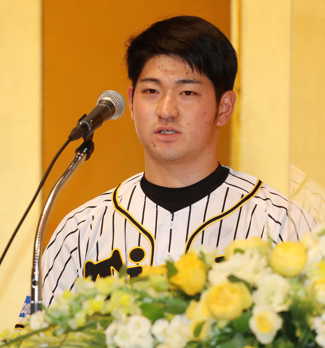 新入団発表会見で質問に答える伊藤稜（撮影・加藤哉）