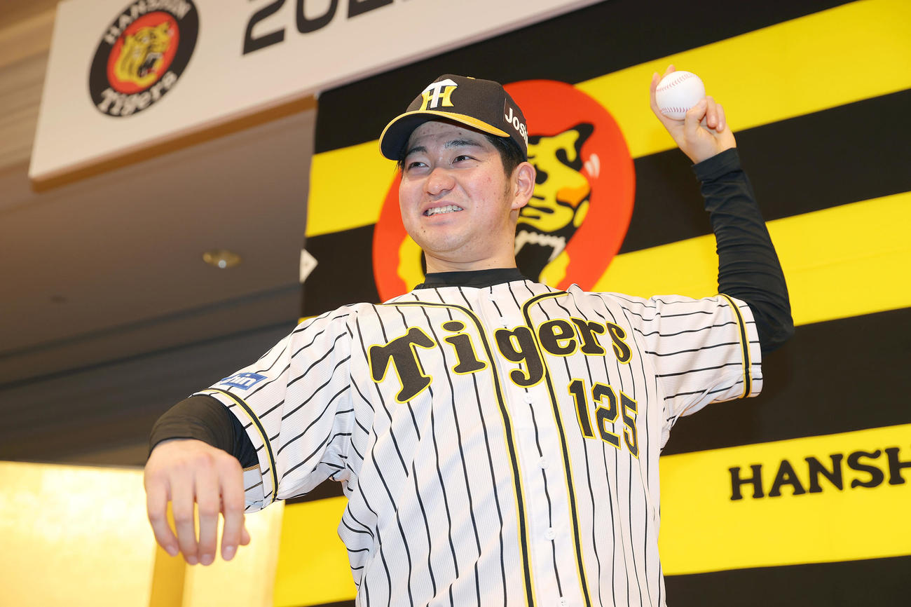 新人選手入団発表会でポーズを決める育成ドラフト1位の伊藤稜（撮影・前田充）