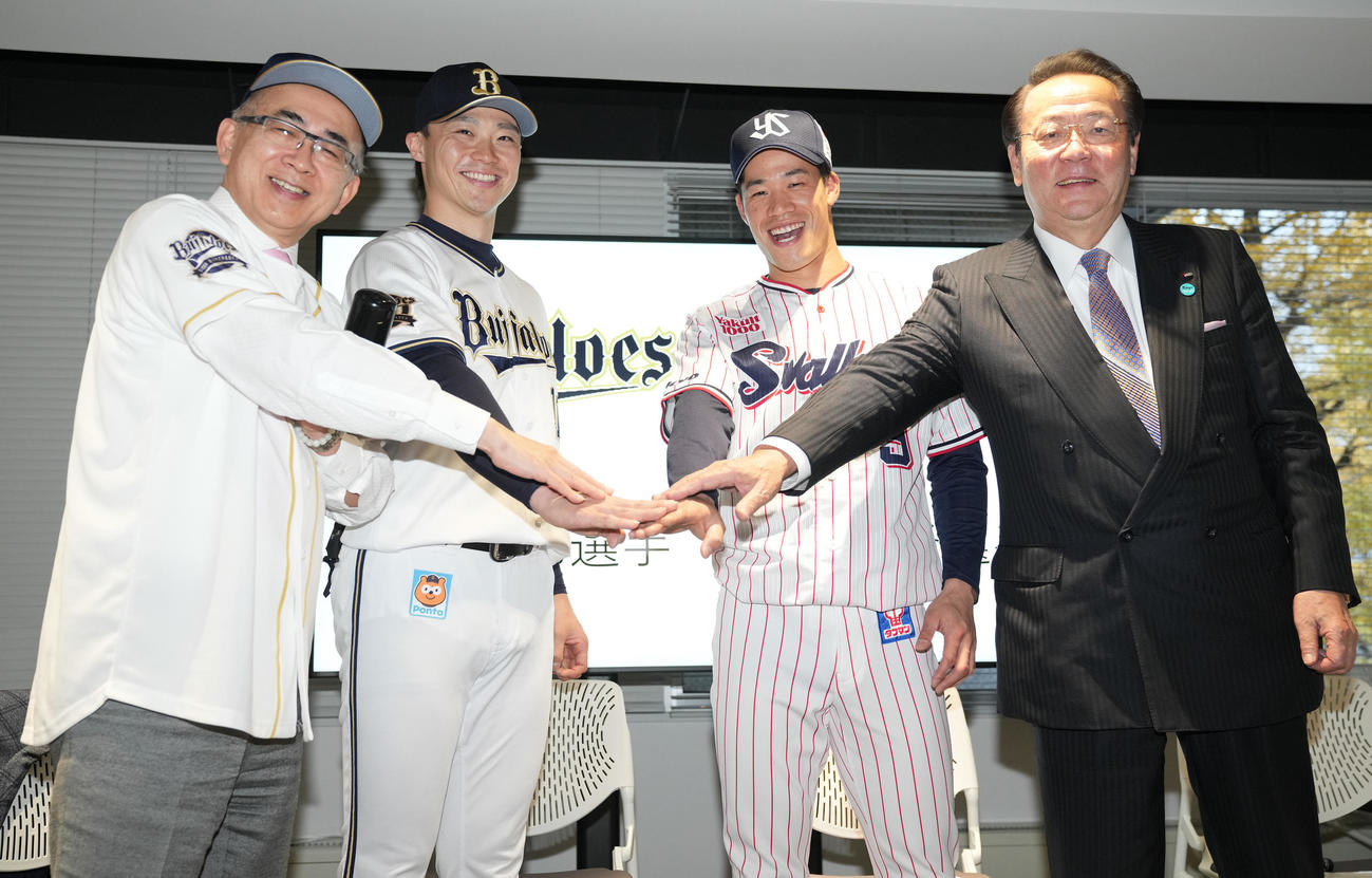 フォトセッションで笑顔を見せるオリックス山崎福（左から2人目）とヤクルト塩見（同3人目）（撮影・鈴木みどり）