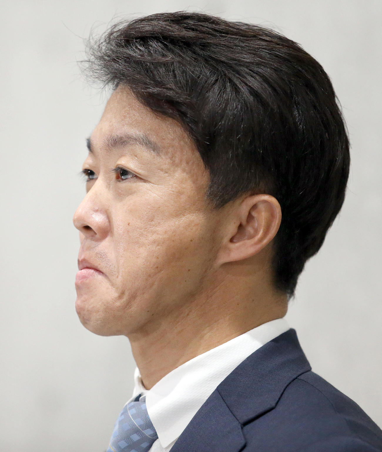 神妙な面持ちで引退会見に臨む鶴岡（撮影・佐藤翔太）