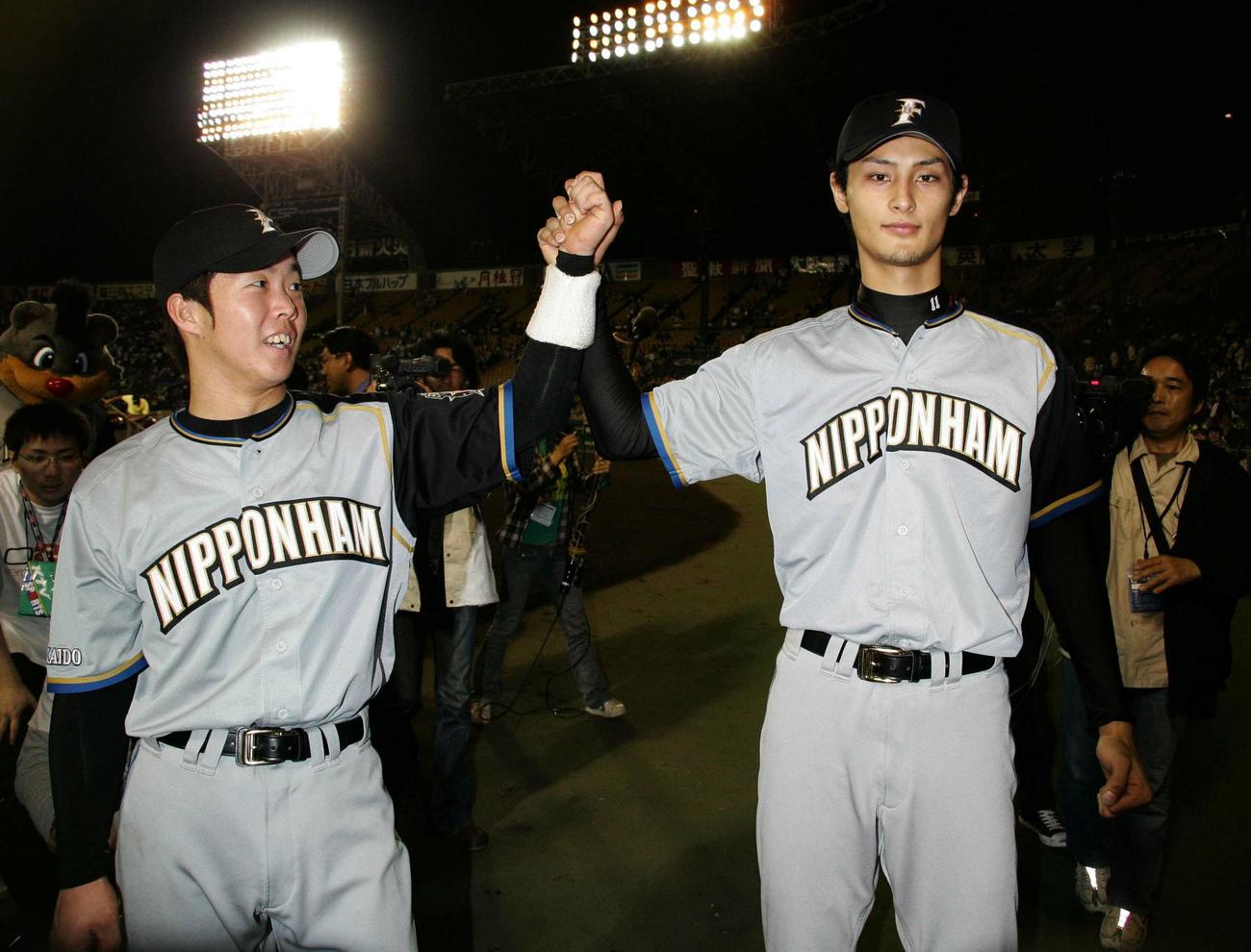 06年5月、ダルビッシュ（右）の勝利を祝福する鶴岡