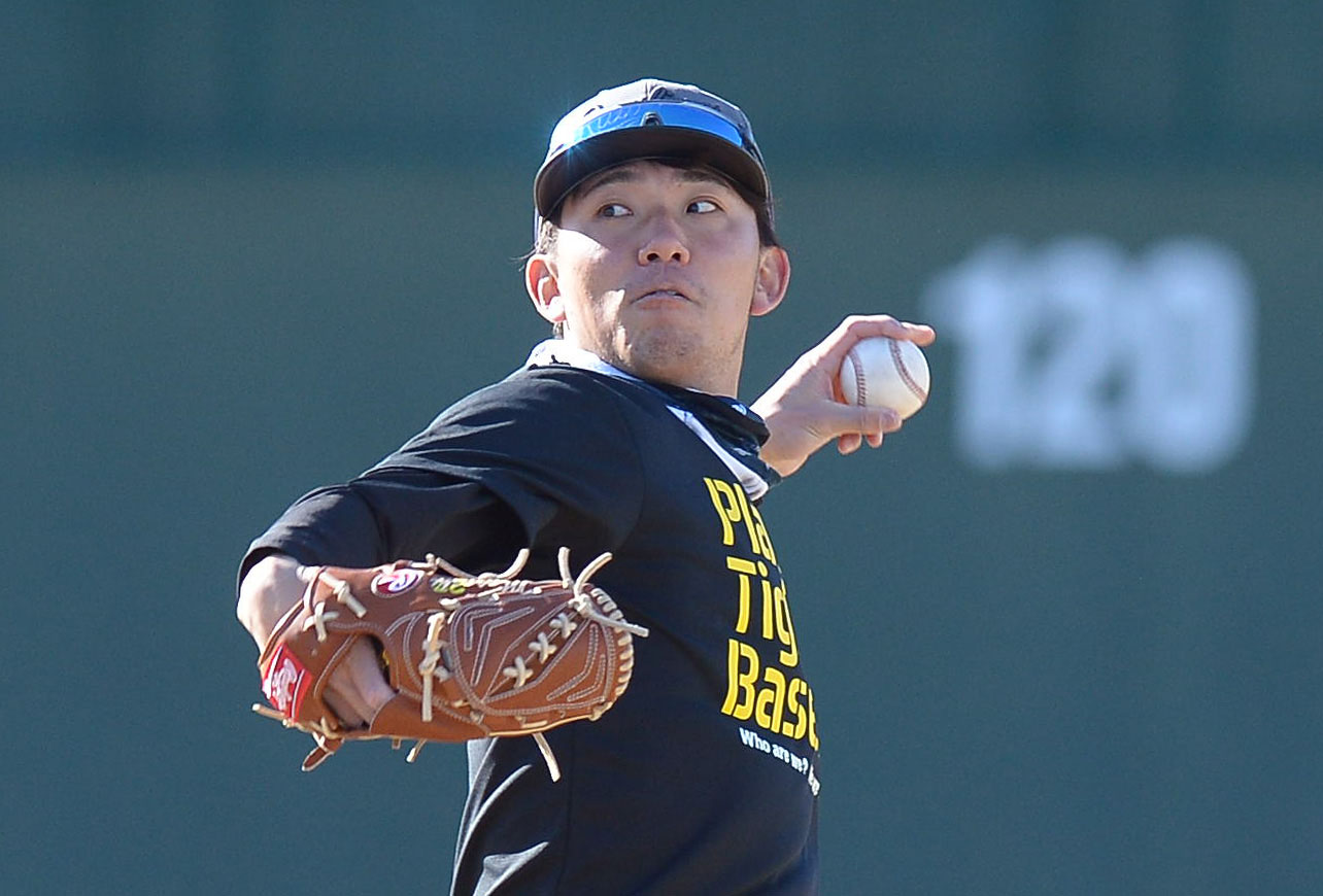 キャッチボールで調整する阪神伊藤将司（代表撮影）