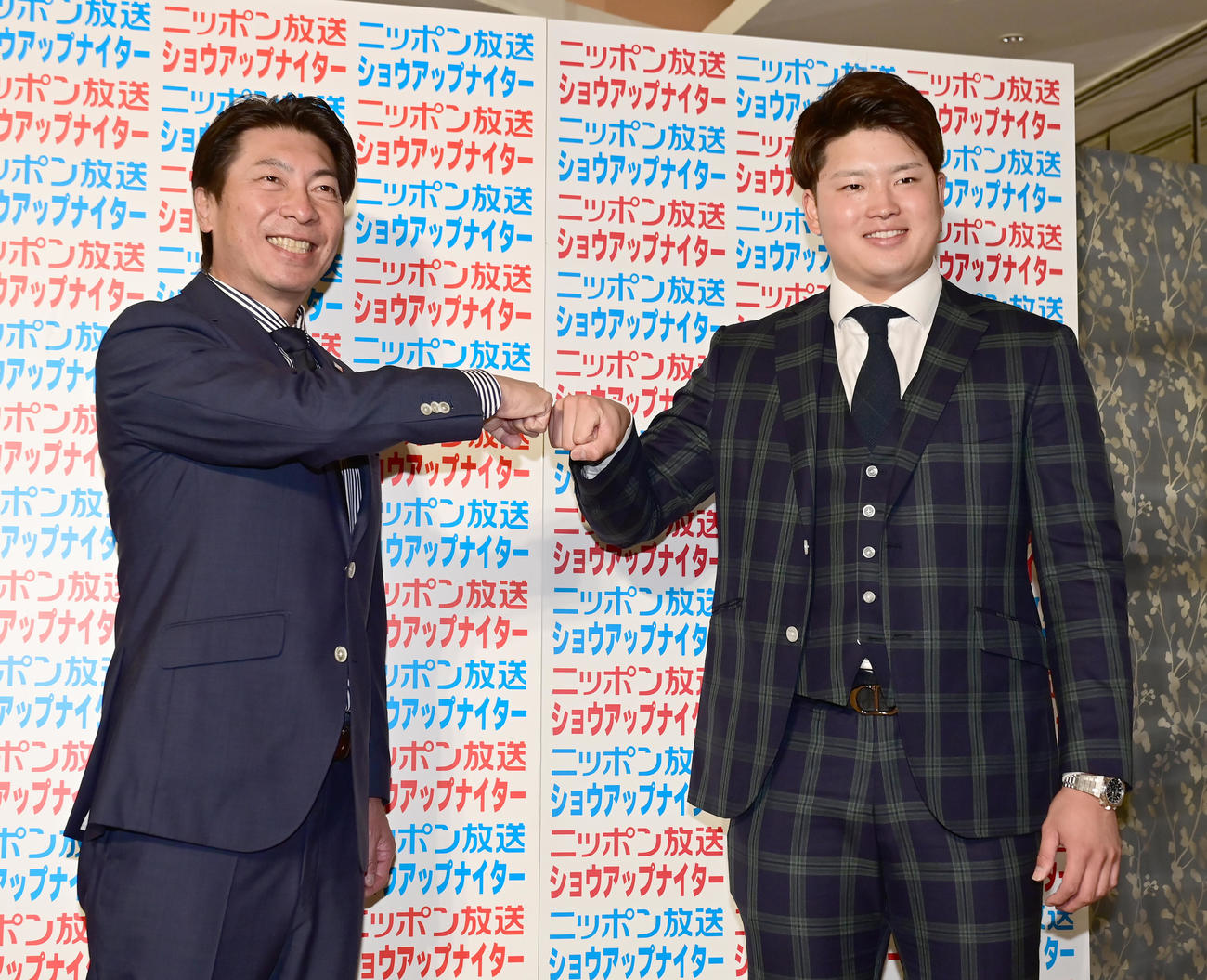 「ニッポン放送ショウアップナイターカンファレンス2022」にゲスト出演したヤクルト高津監督（左）と村上（撮影・小沢裕）