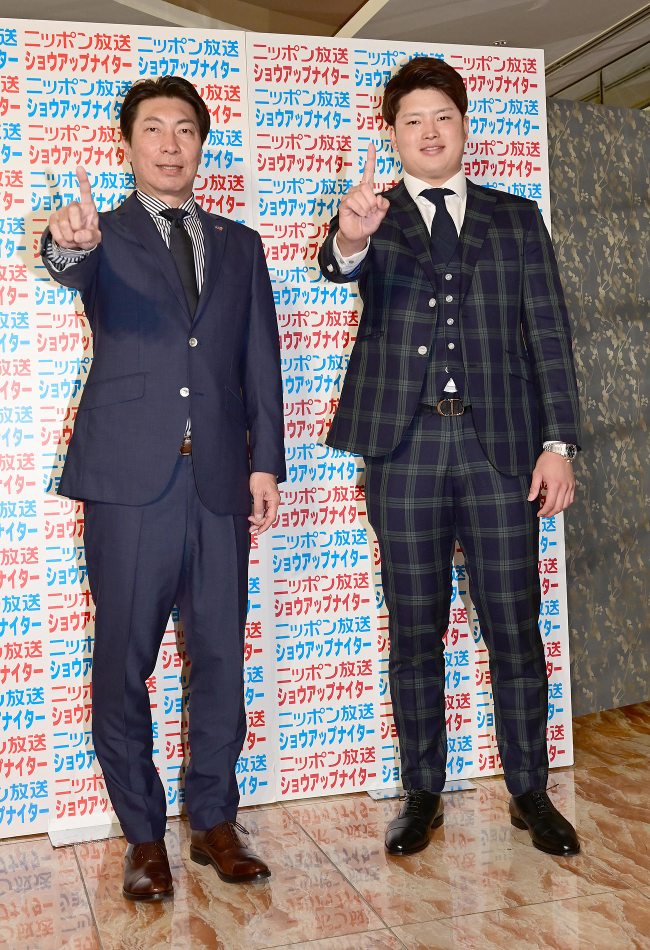 「ニッポン放送ショウアップナイターカンファレンス2022」にゲスト出演したヤクルト高津監督（左）と村上（撮影・小沢裕）