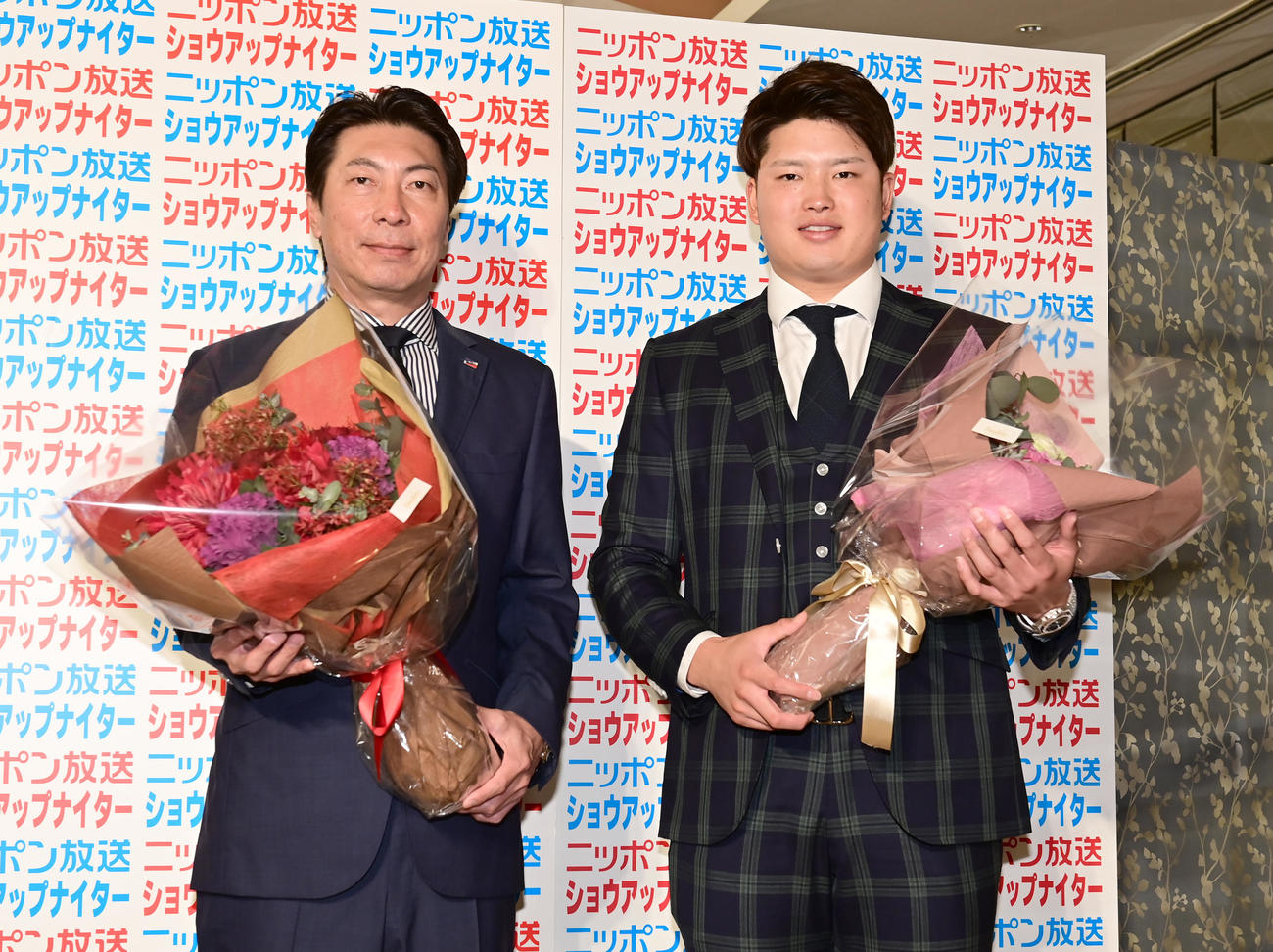 「ニッポン放送ショウアップナイターカンファレンス2022」にゲスト出演したヤクルト高津監督（左）と村上（撮影・小沢裕）