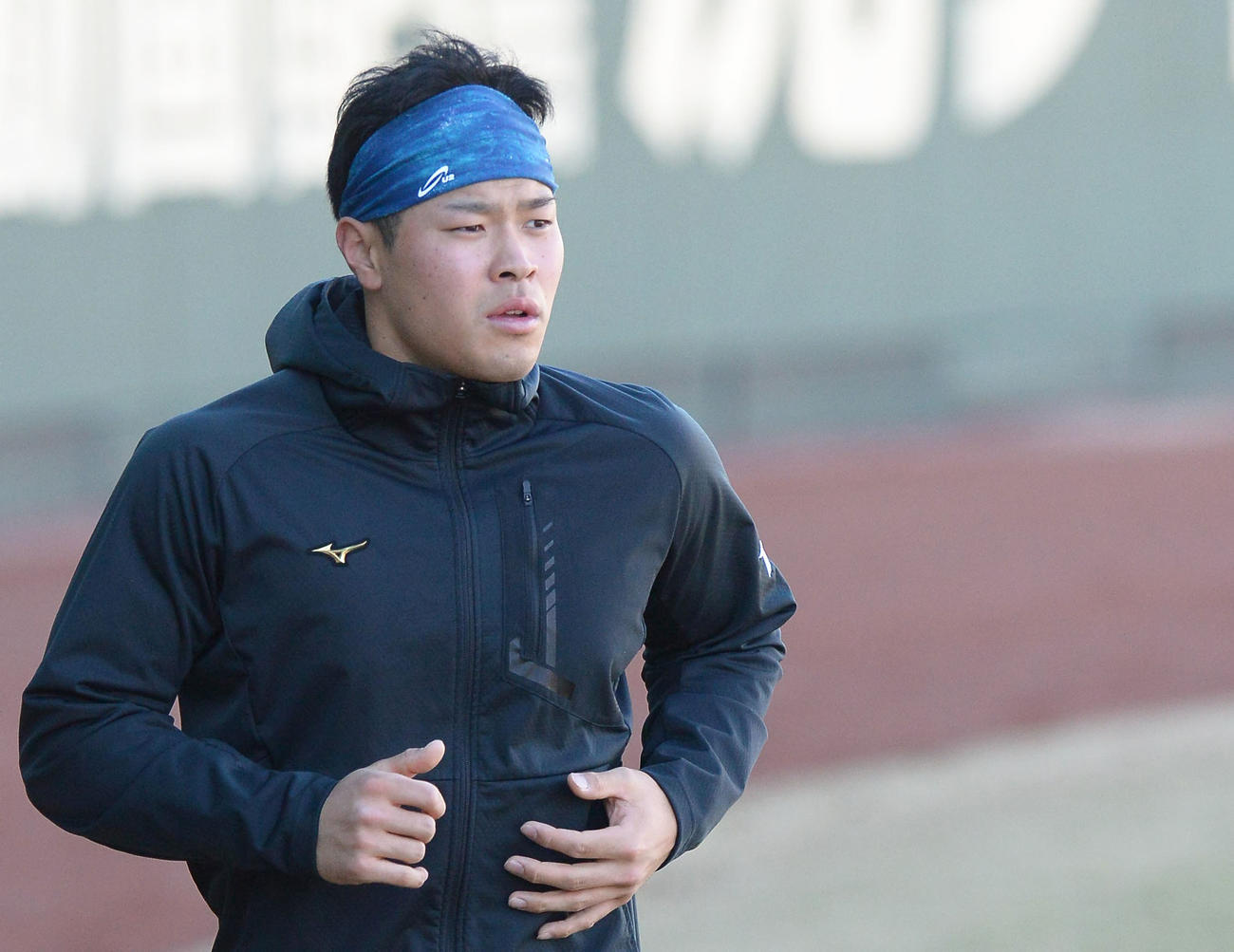 鳴尾浜でランニングする佐藤輝（代表撮影）