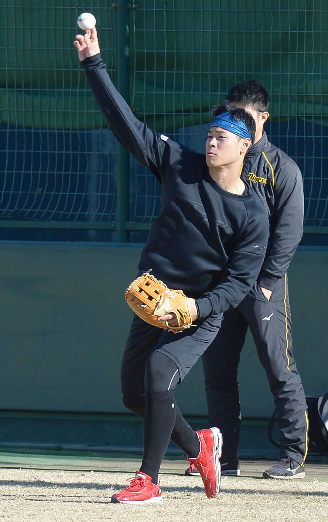 鳴尾浜でキャッチボールする佐藤輝（代表撮影）