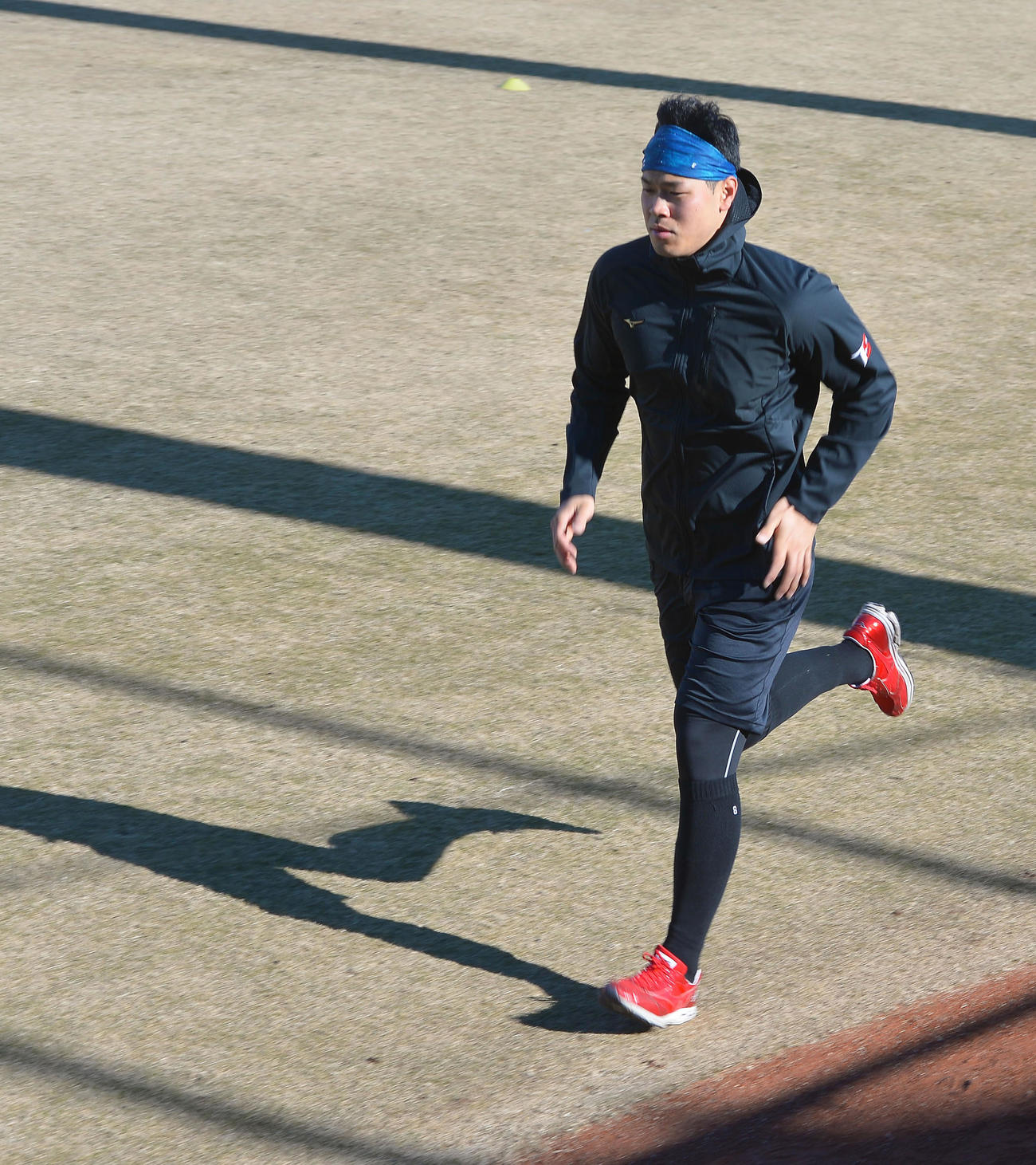 鳴尾浜でランニングする佐藤輝（代表撮影）