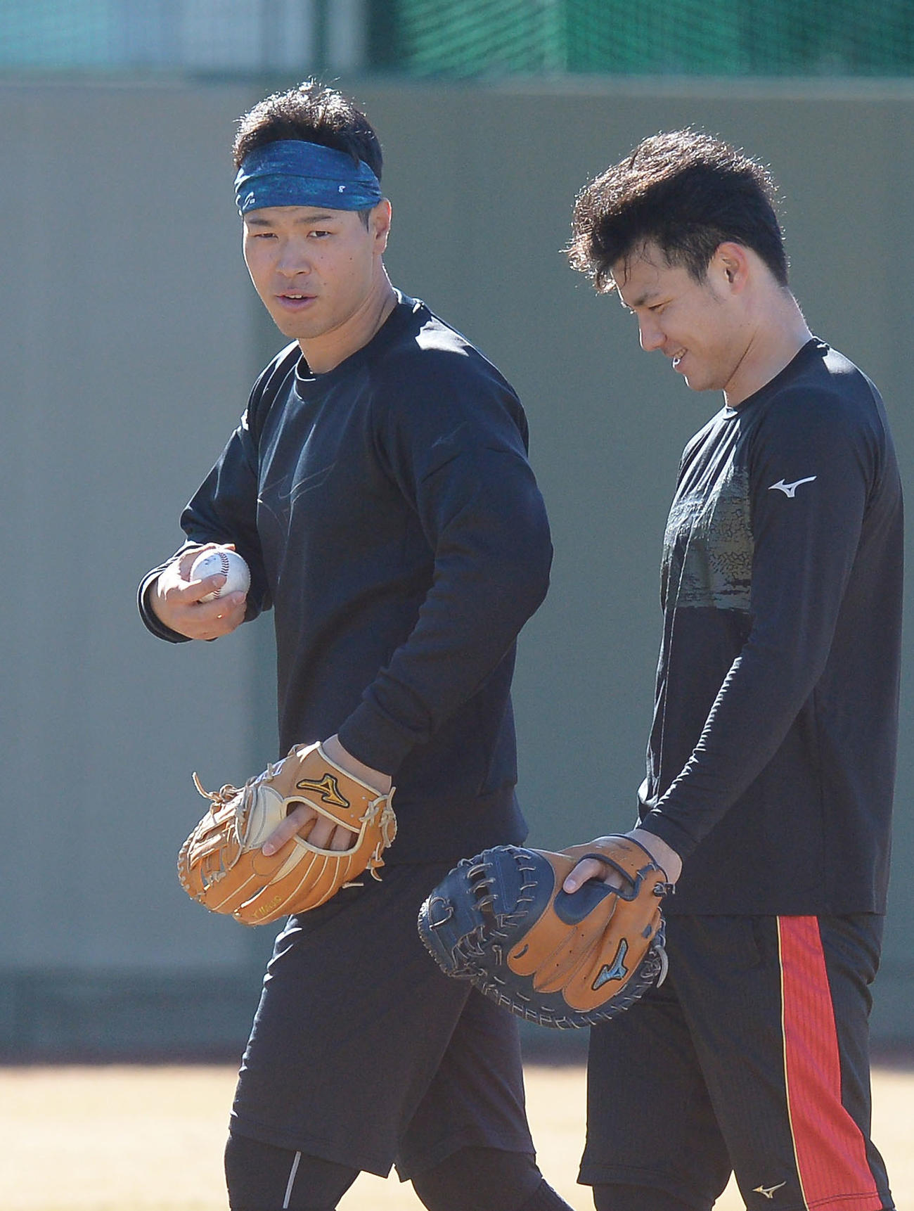練習中、栄枝（右）と話す佐藤輝（代表撮影）