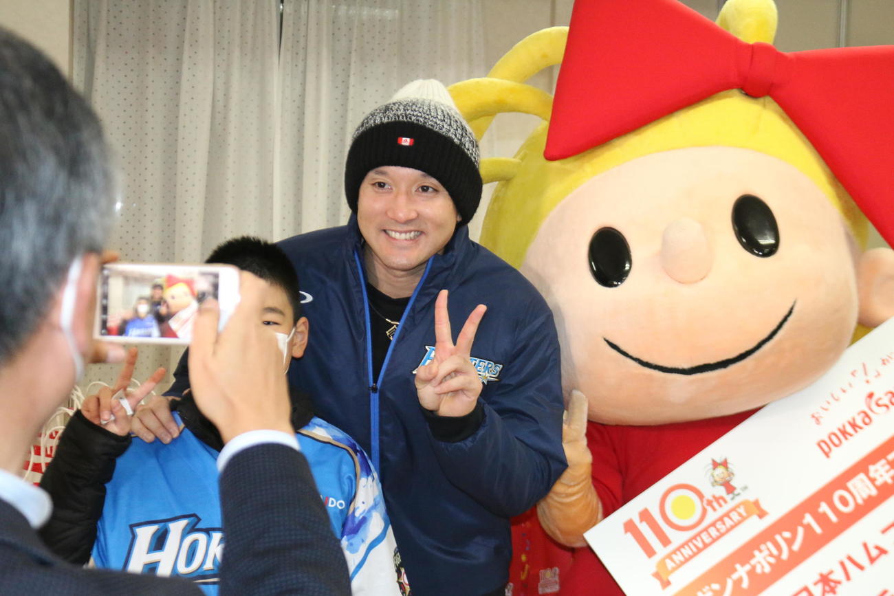 日本ハム杉谷はファンの少年と記念撮影でピースサインをする（撮影・田中彩友美）