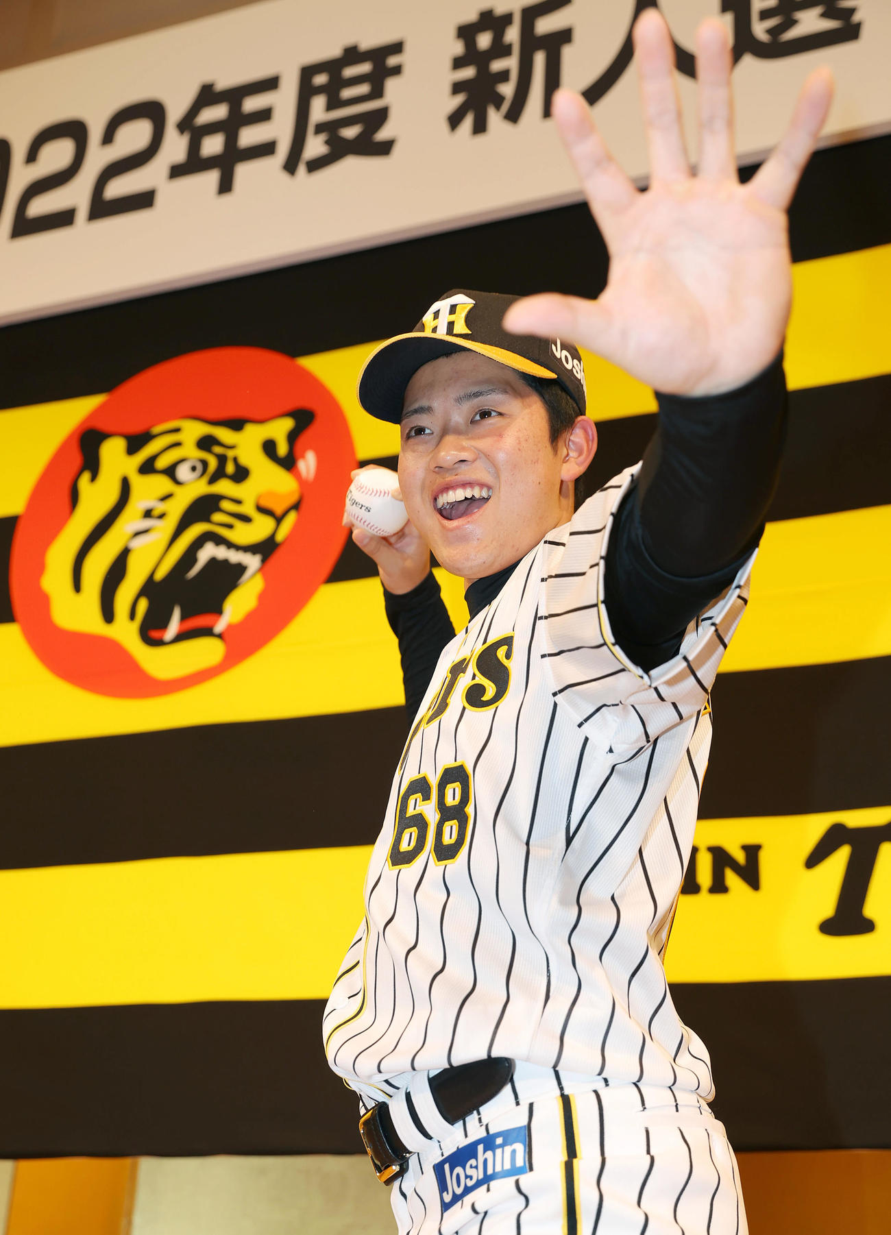 新人選手入団発表会で笑顔でポーズを決めるドラフト7巡目の阪神中川（撮影・前田充）