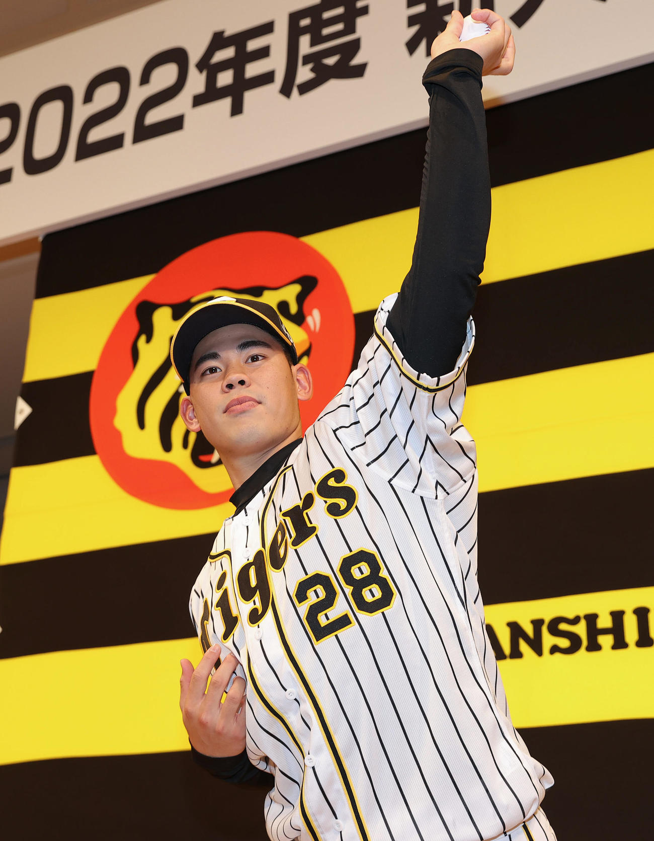 新人選手入団発表会でポーズを決めるドラフト2巡目の阪神鈴木（撮影・前田充）