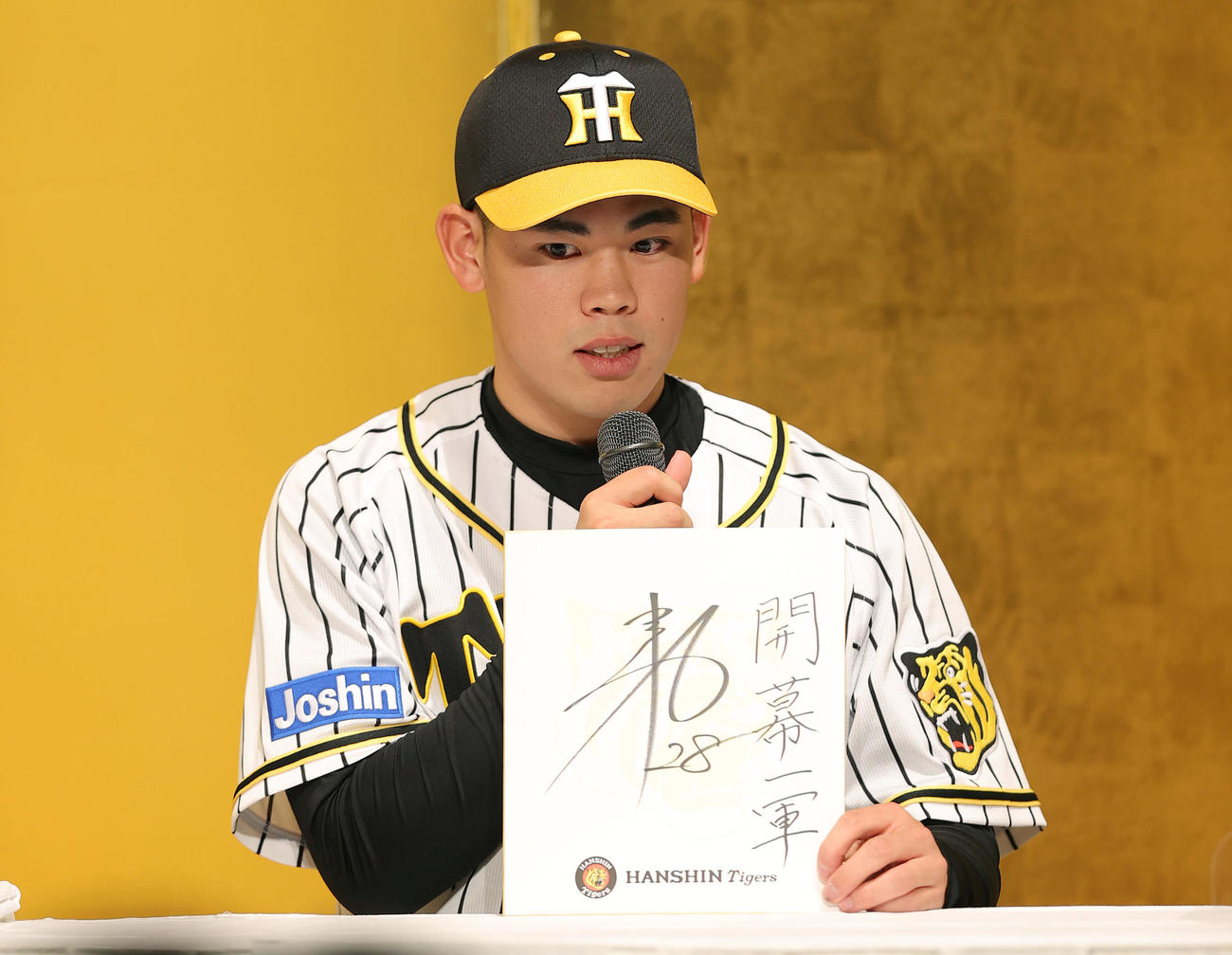 新人選手入団発表会を終え、ファンミーティングで「開幕1軍」と目標を記した色紙を披露するドラフト2巡目の阪神鈴木（撮影・前田充）