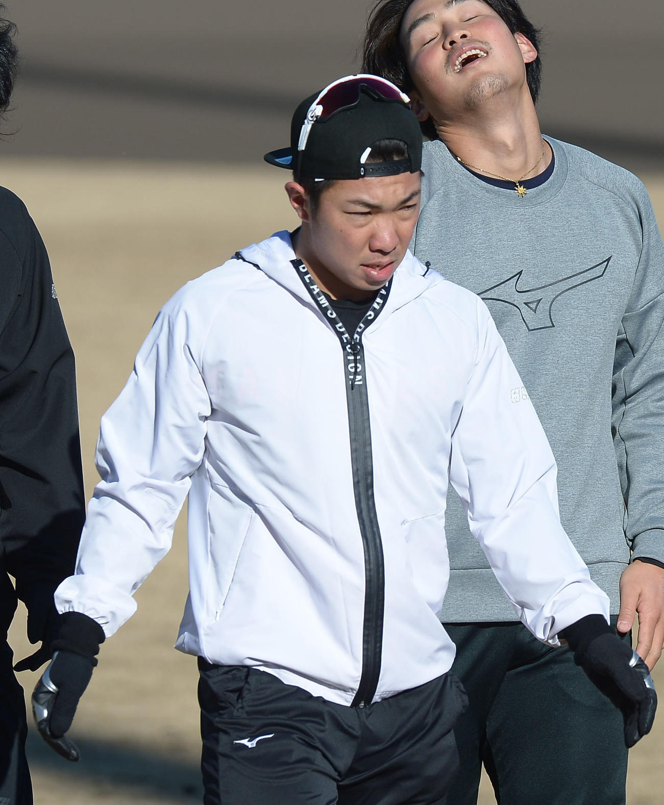 鳴尾浜で調整する石井（代表撮影）