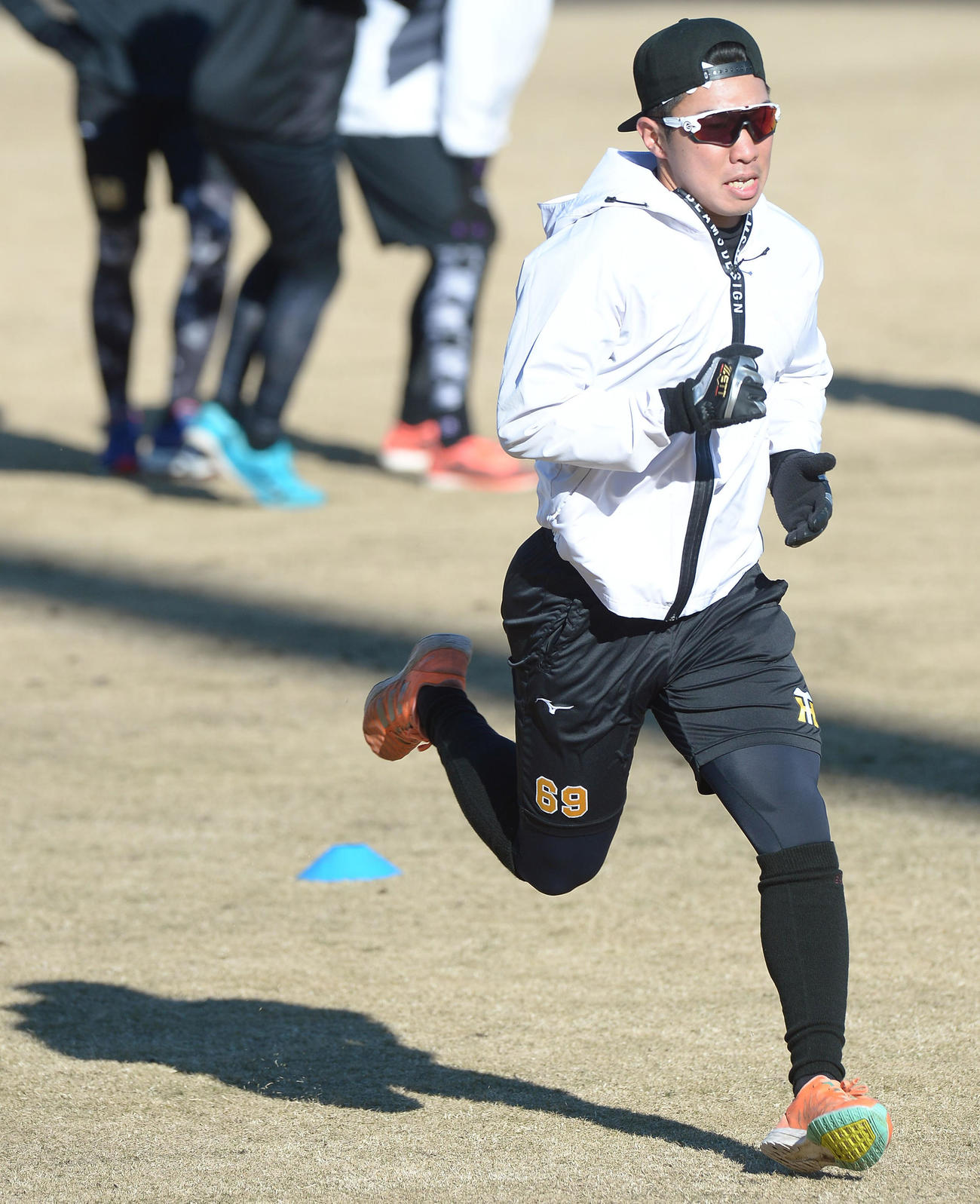 鳴尾浜で調整する石井（代表撮影）