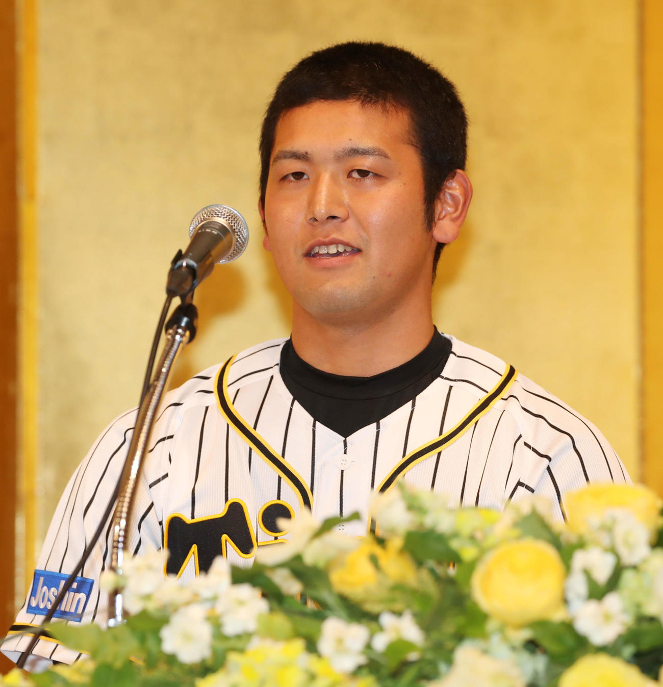 新入団発表会見で質問に答える岡留（撮影・加藤哉）