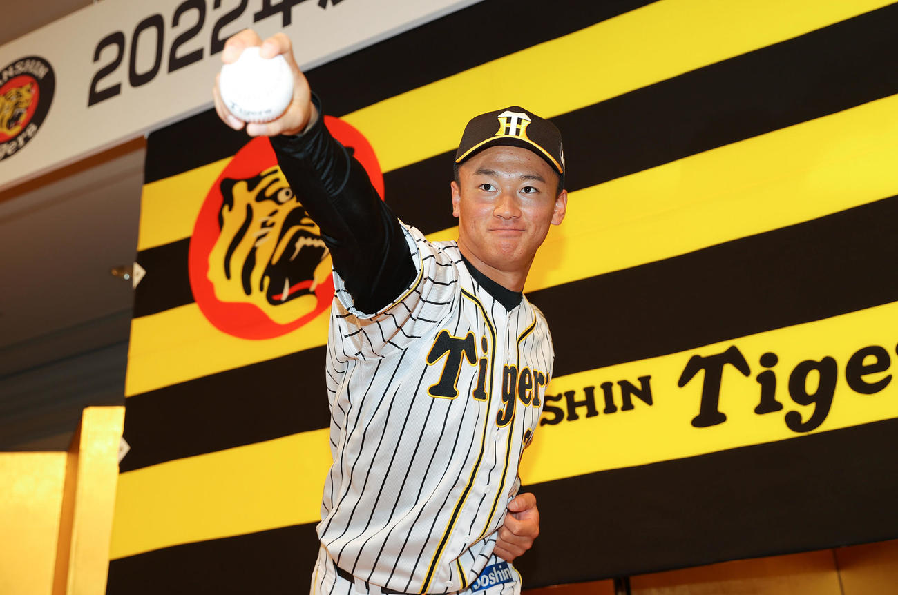 新人選手入団発表会でポーズを決めるドラフト1位の阪神森木（撮影・前田充）