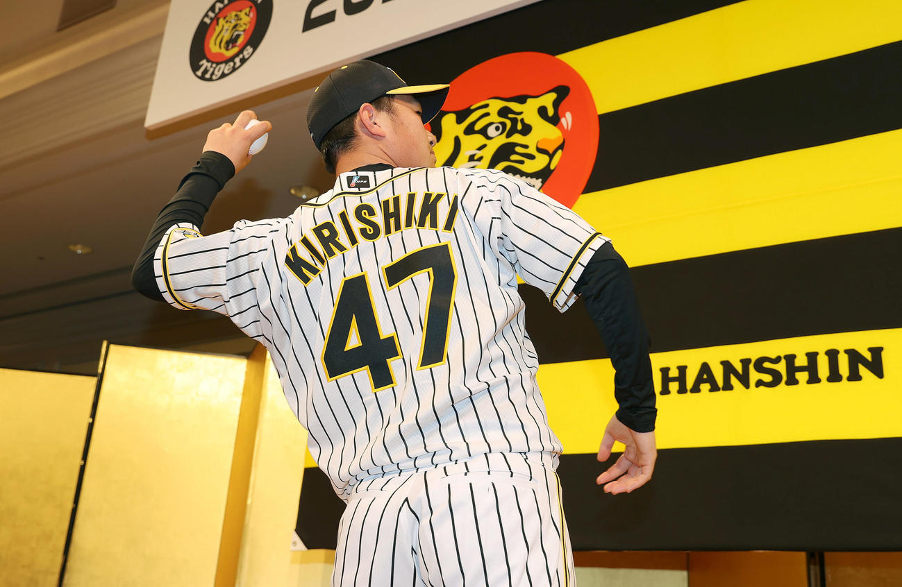 新人選手入団発表会でポーズを決めるドラフト3巡目の阪神桐敷（撮影・前田充）