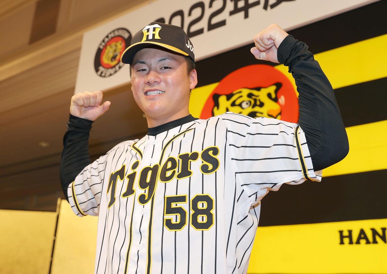 新人選手入団発表会見で笑顔でポーズを決めるドラフト4位の阪神前川（撮影・前田充）