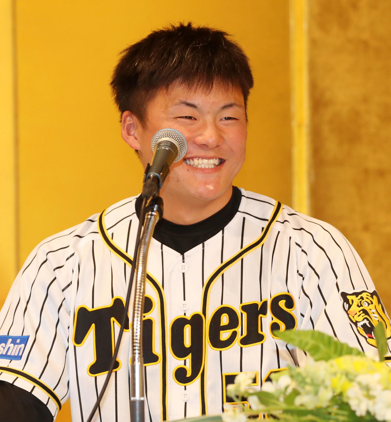 新入団発表会見で質問に答える前川（撮影・加藤哉）