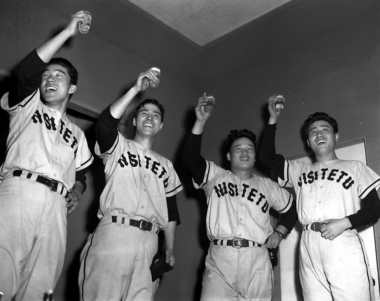 56年、日本一を達成して乾杯する、左から西鉄稲尾和久、豊田泰光、中西太、河村久文