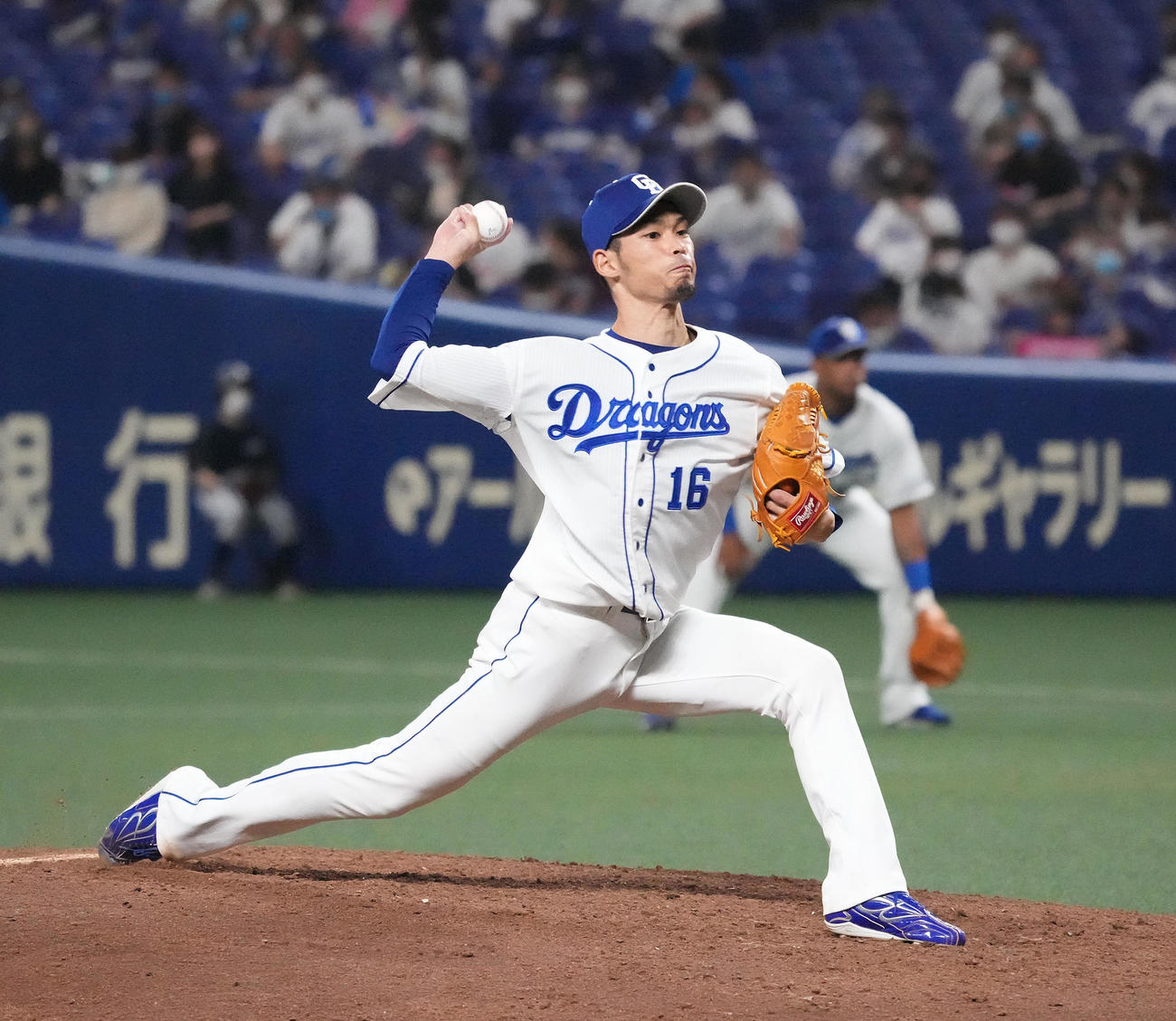 中日対ヤクルト　8回表、中日4番手で登板する又吉克樹（撮影・森本幸一）＝2021年9月12日、バンテリンドームナゴヤ